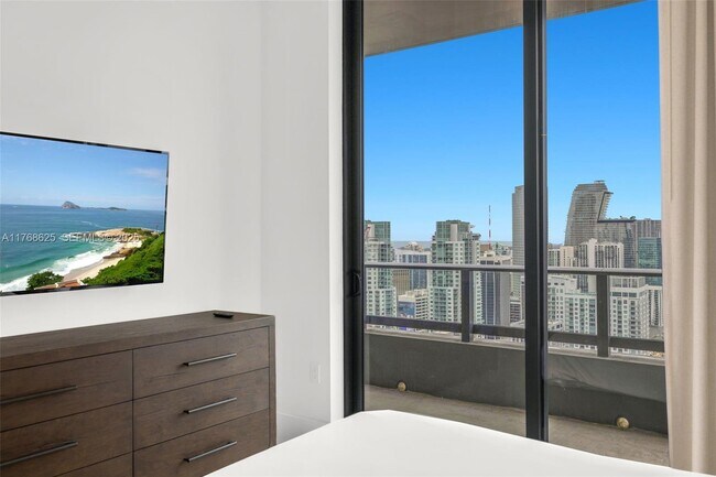 Building Photo - 601 NE 1st Ave