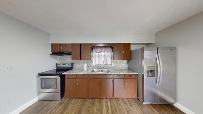 Building Photo - 3BR/1BA HOUSE - Riverview Area  **HALF OFF...