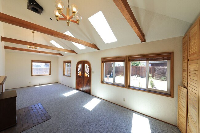 Building Photo - 1744 County Ln