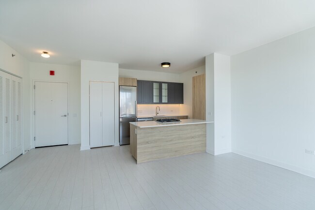 Building Photo - 1035 W Van Buren St