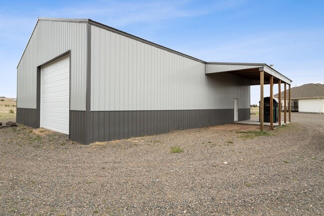 Building Photo - Executive 3-Bed Ranch Main Level - Private...