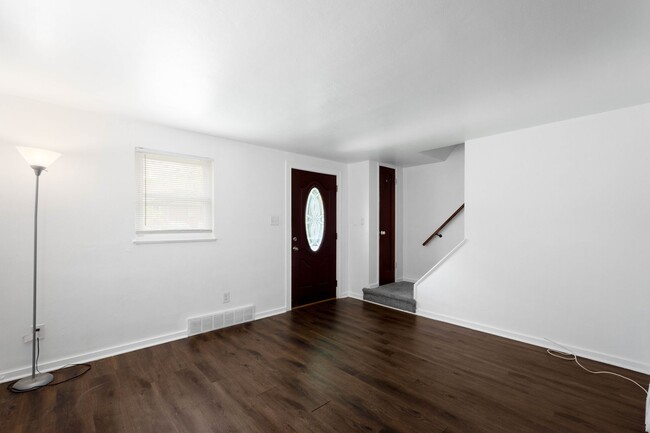 Building Photo - Stunning 2 bedroom home in Dormont availab...