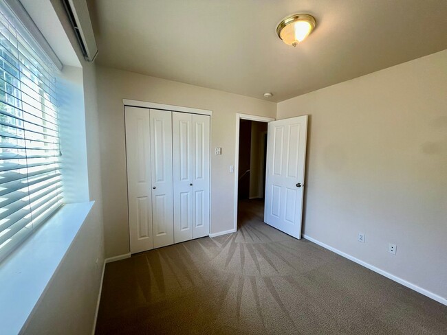 Building Photo - 2-Story Townhouse