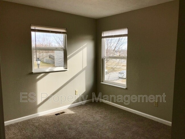 Building Photo - 5390 Lakeside Manor Dr