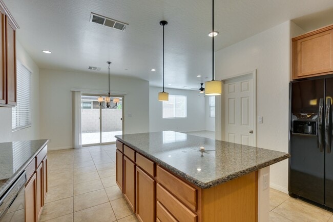 Building Photo - Gorgeous one story 4 bedroom 2 Bathroom Ho...