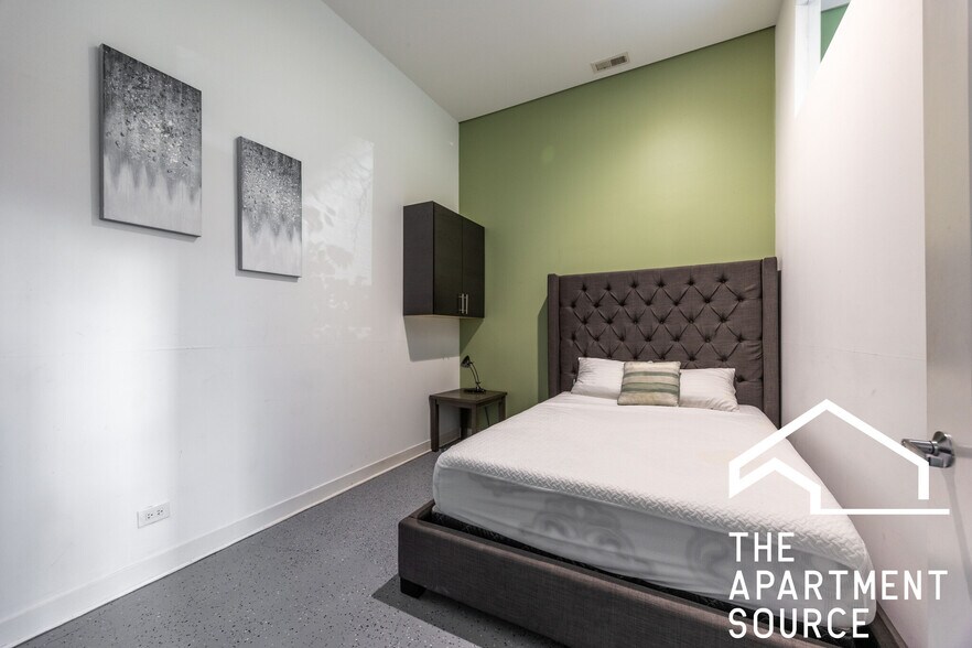 Building Photo - 1008 W Lake St