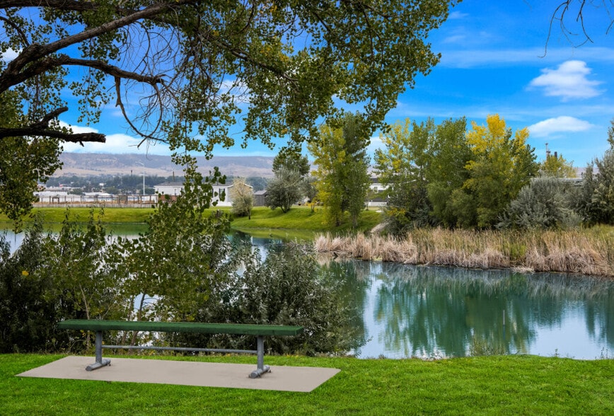 Building Photo - 16 Rainier St N