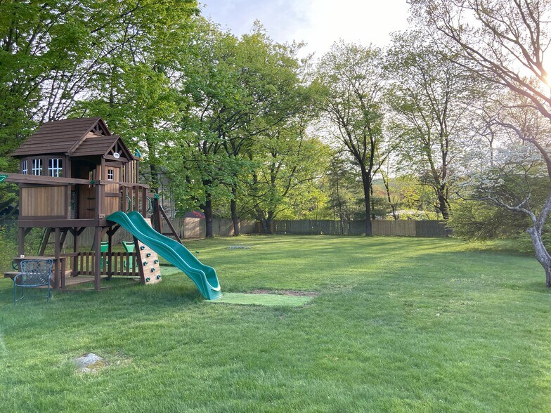 Children's playground - 18 Lincoln Ave