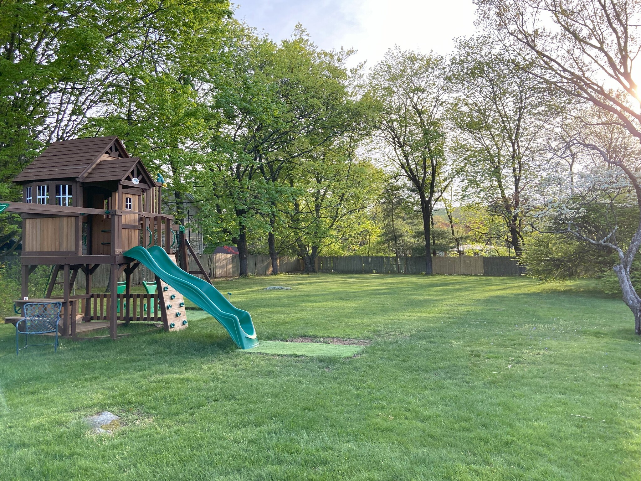 Children's playground - 18 Lincoln Ave