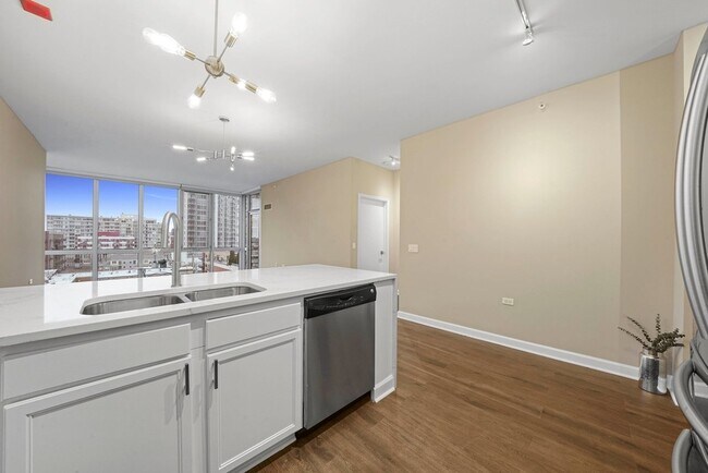 Building Photo - 1629 S Prairie Ave