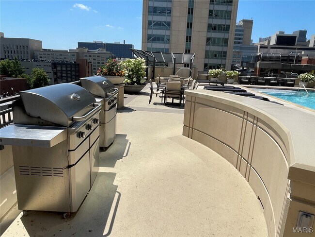 Building Photo - 4909 Laclede Ave