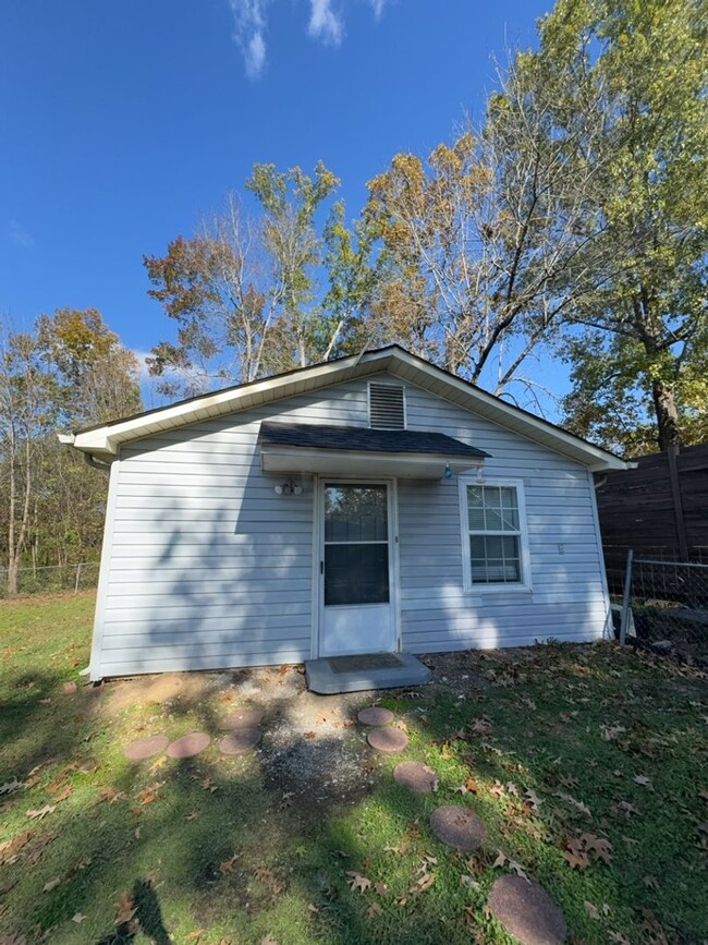 Primary Photo - 1 bed 1 bath apartment in Rossville! Half ...