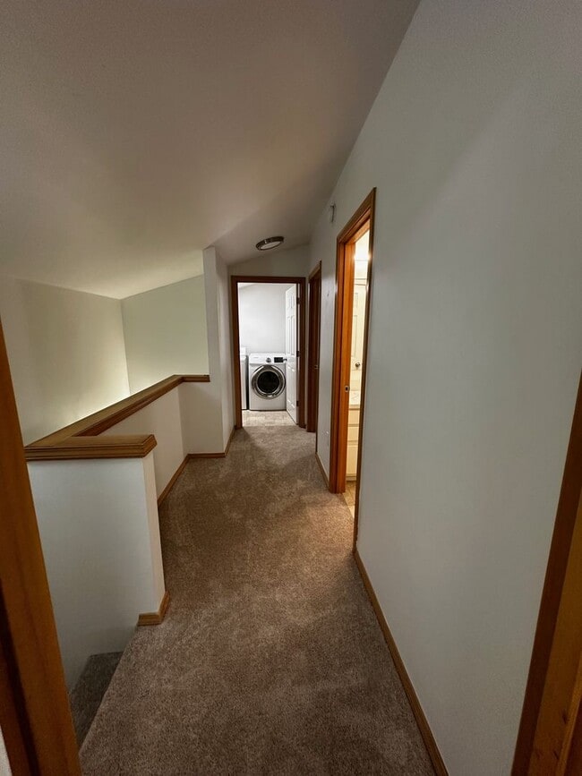 Building Photo - Updated 3 beds/ 2 bath townhome for rent!