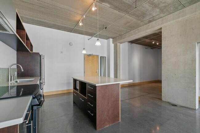 Building Photo - 345 N 6th Ave