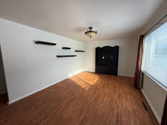 Building Photo - 3-Bedroom Country Living Near Milford in Wawasee Community School District