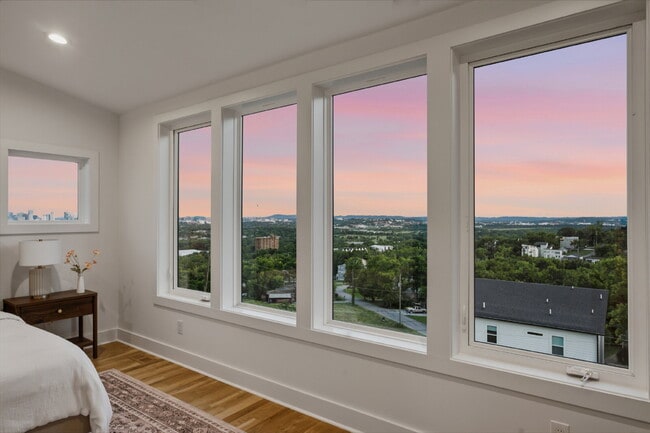 Building Photo - "Spacious 4-Bed, 4.5 bath, AMAZING views, fenced in yard
