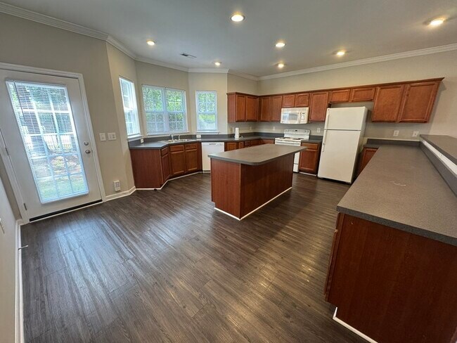 Building Photo - Amazing Deal! Great Location! 3 Bedroom 2....