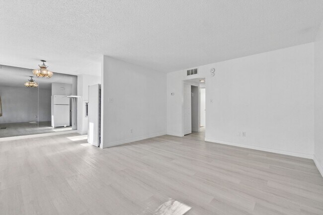 Building Photo - Welcome to this modern, remodeled condo!