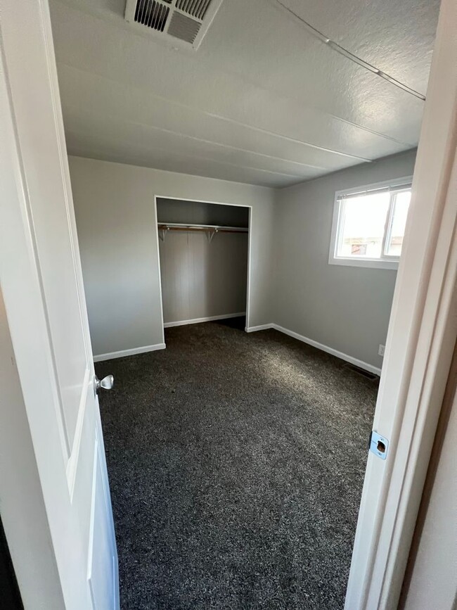 Building Photo - Newly remodeled 2/1 + bonus room located i...