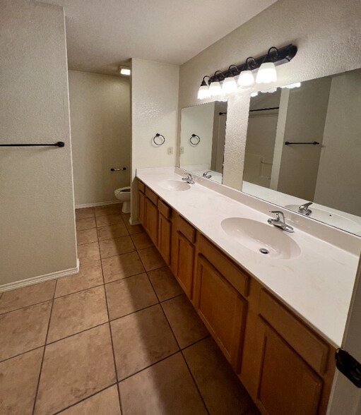 Building Photo - 2827 N Cassius Ln