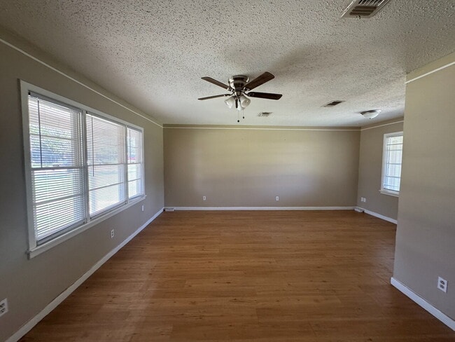 Building Photo - Charming 2 Bed 1 Bath 1 Car Garage Home