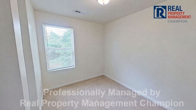 Building Photo - 3 BD/1.5 BA Home with Fresh Paint and New Carpet!