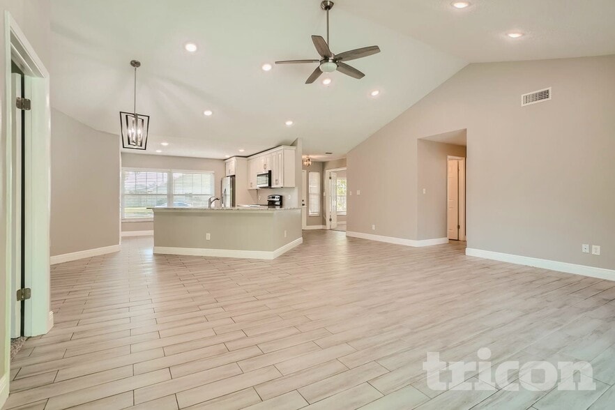 Building Photo - 361 Glenholly Ct