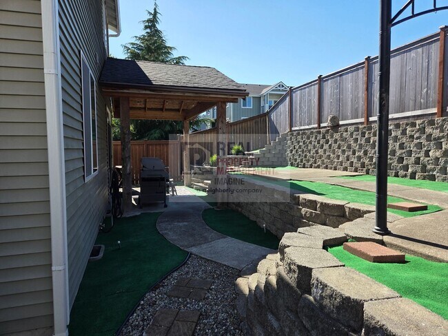 Building Photo - Check out this beautiful 3 bedroom, 2.5 bath home!