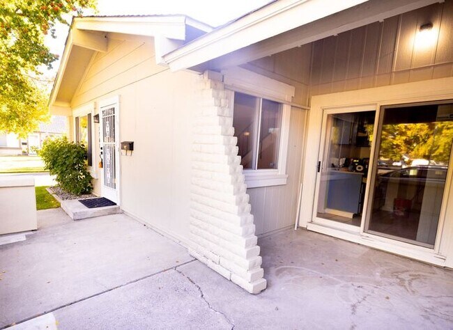 Building Photo - Cute 2 Bedroom East Sparks Townhouse