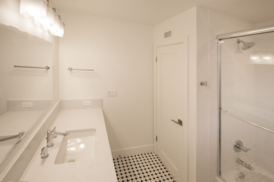 Unit B - Bathroom - 3018 Jeffrey Dr