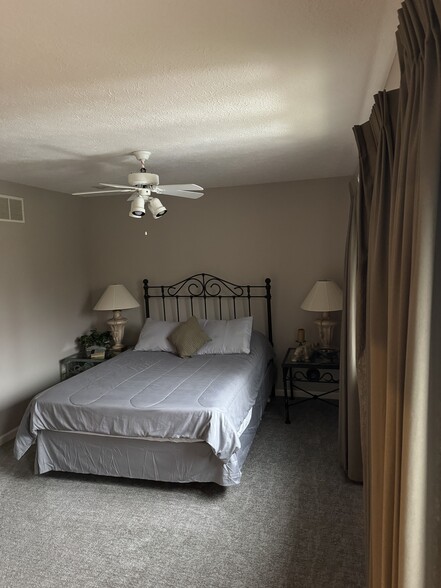 Second bedroom - 209 Aaron Smith Dr