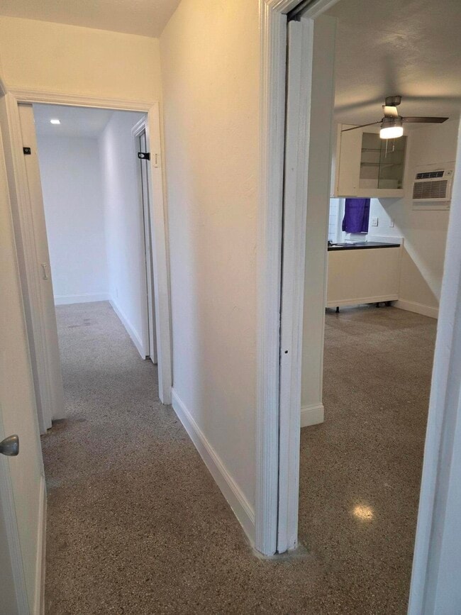 Building Photo - 304 SE 4th Ave