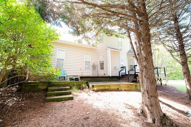 Building Photo - Stunning 6 bedroom 2.5 bathroom corner lot home in High Point with 2 car garage