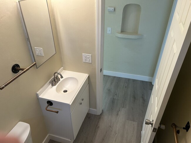 Building Photo - Beautifully Well-Kept 2 Bedroom, 1 Bath Home