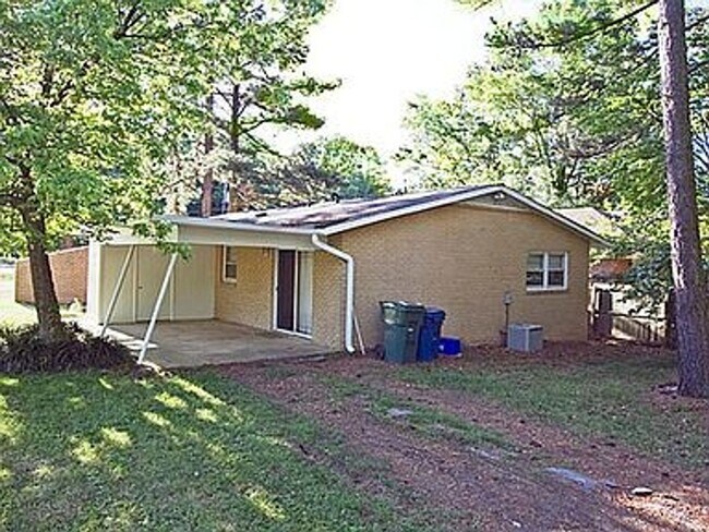 Building Photo - Charming 3BR, 2BA & Convenient Living on North Duke Street