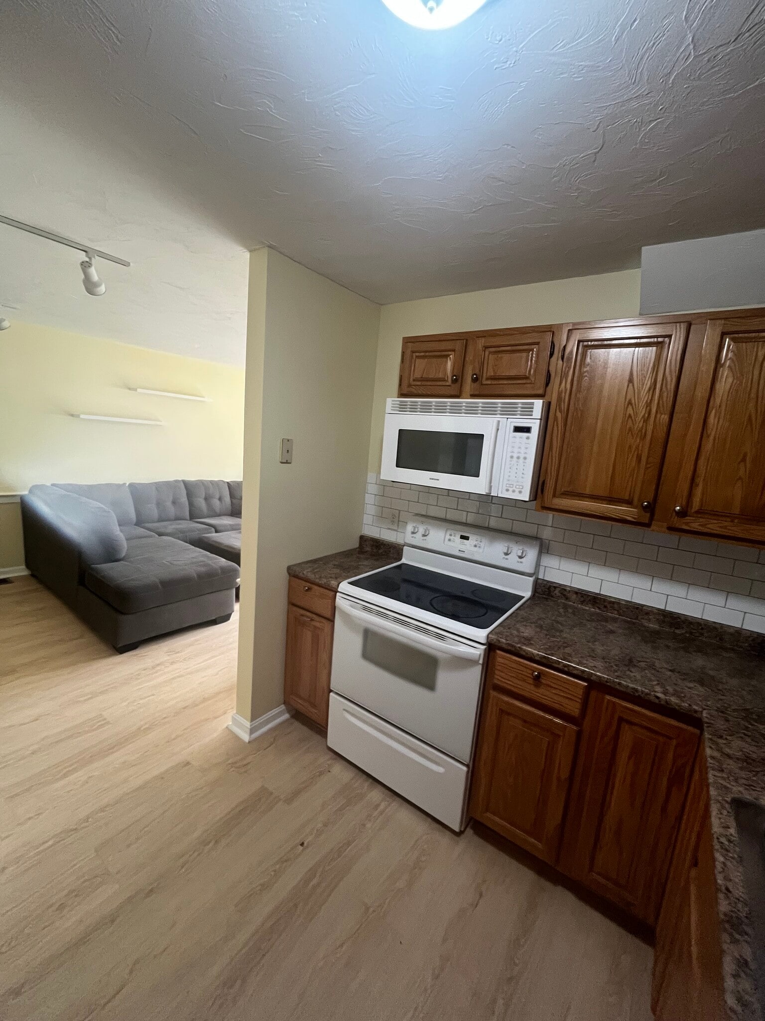 Building Photo - 48 Hobart Ln