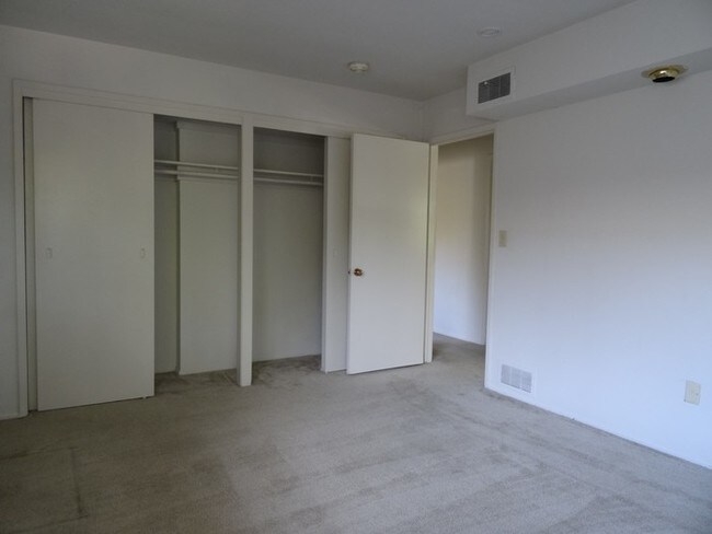 Building Photo - 2950 Land Park Dr