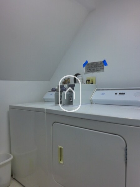 Building Photo - 144 Strathmore Rd