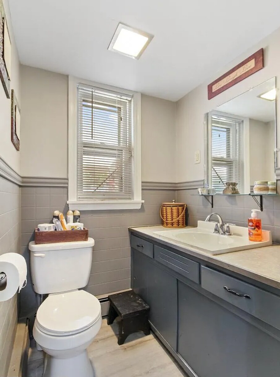 Powder room - 125 N 4th St