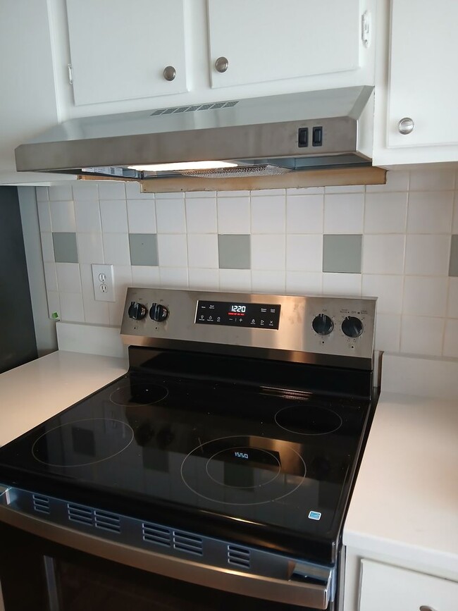 Building Photo - 2704 Huntingdon Chase