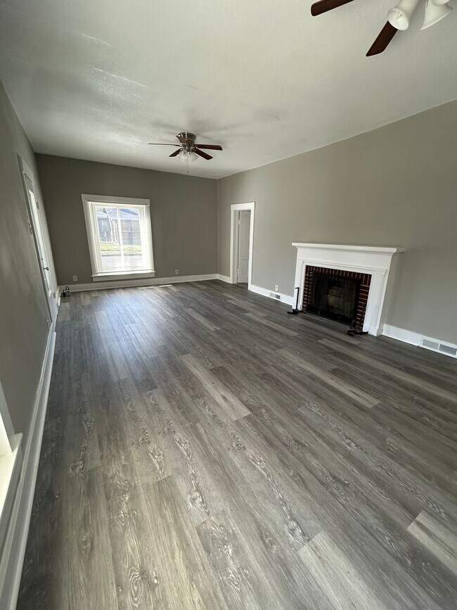 Building Photo - Remodeled And Very Adorable 3 Bedroom/2 Bathroom House