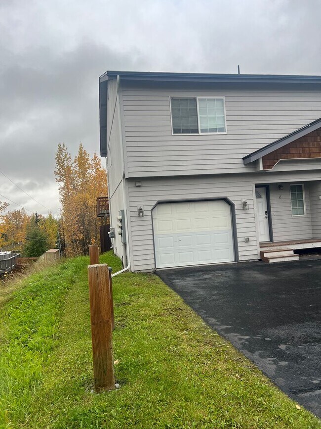 Building Photo - Remodeled Townhouse with Garage