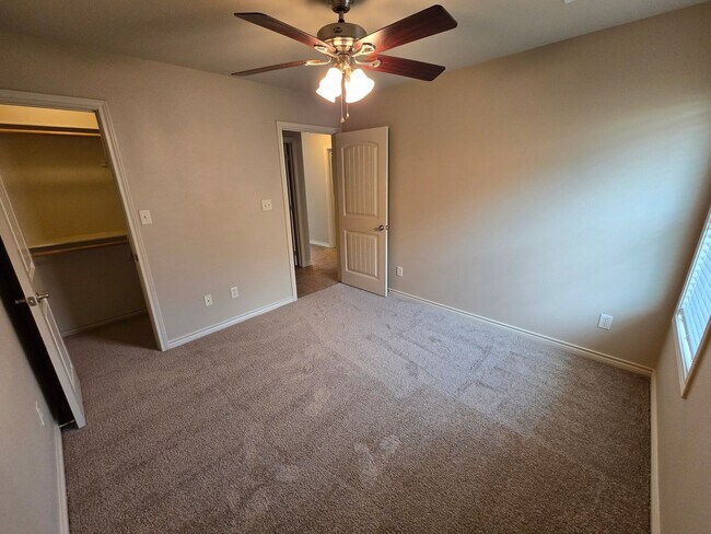 Building Photo - College Station - Large 4 bedrooms / 2.5 baths with garage and fenced yard!!