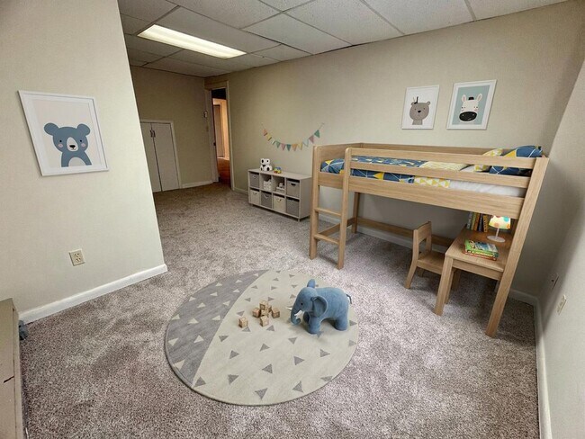 Building Photo - 1325 W Poplar St