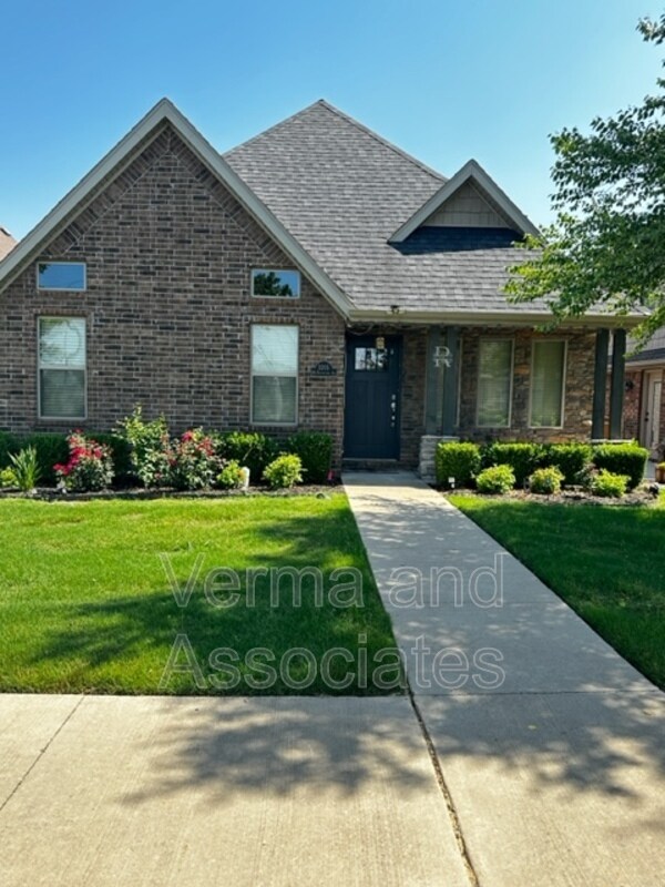 Building Photo - 3205 SW Riverstone Ave