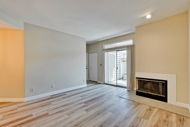 Building Photo - 2/2 Downstairs Unit in Desirable Park Alma...