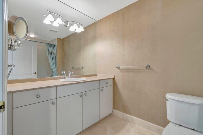 Building Photo - 500 SE Mizner Blvd