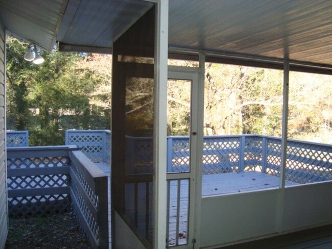 Building Photo - Renovated 4 bedroom available now to rent!