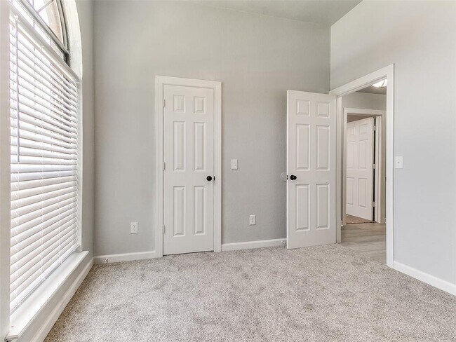 Building Photo - 5612 SE 87th St