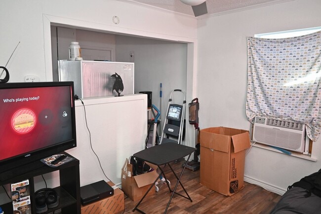 Building Photo - 902 Flood St